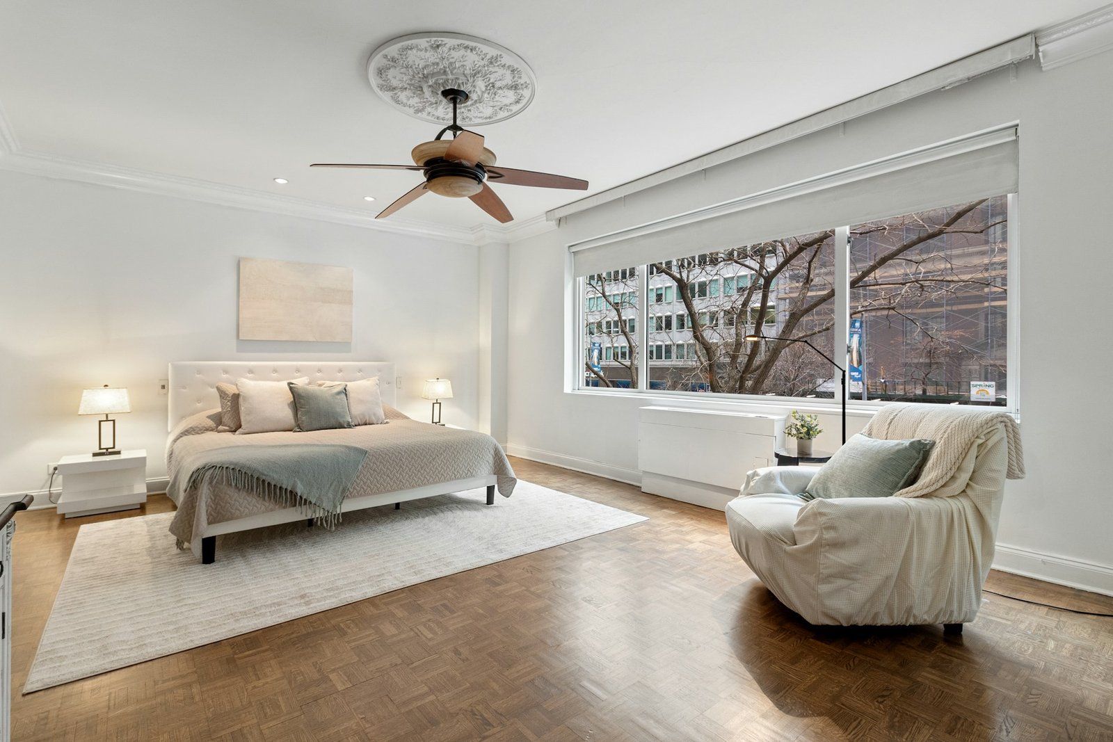 Rollladenkurbel mit Metallhaken neben einem Fensterrahmen