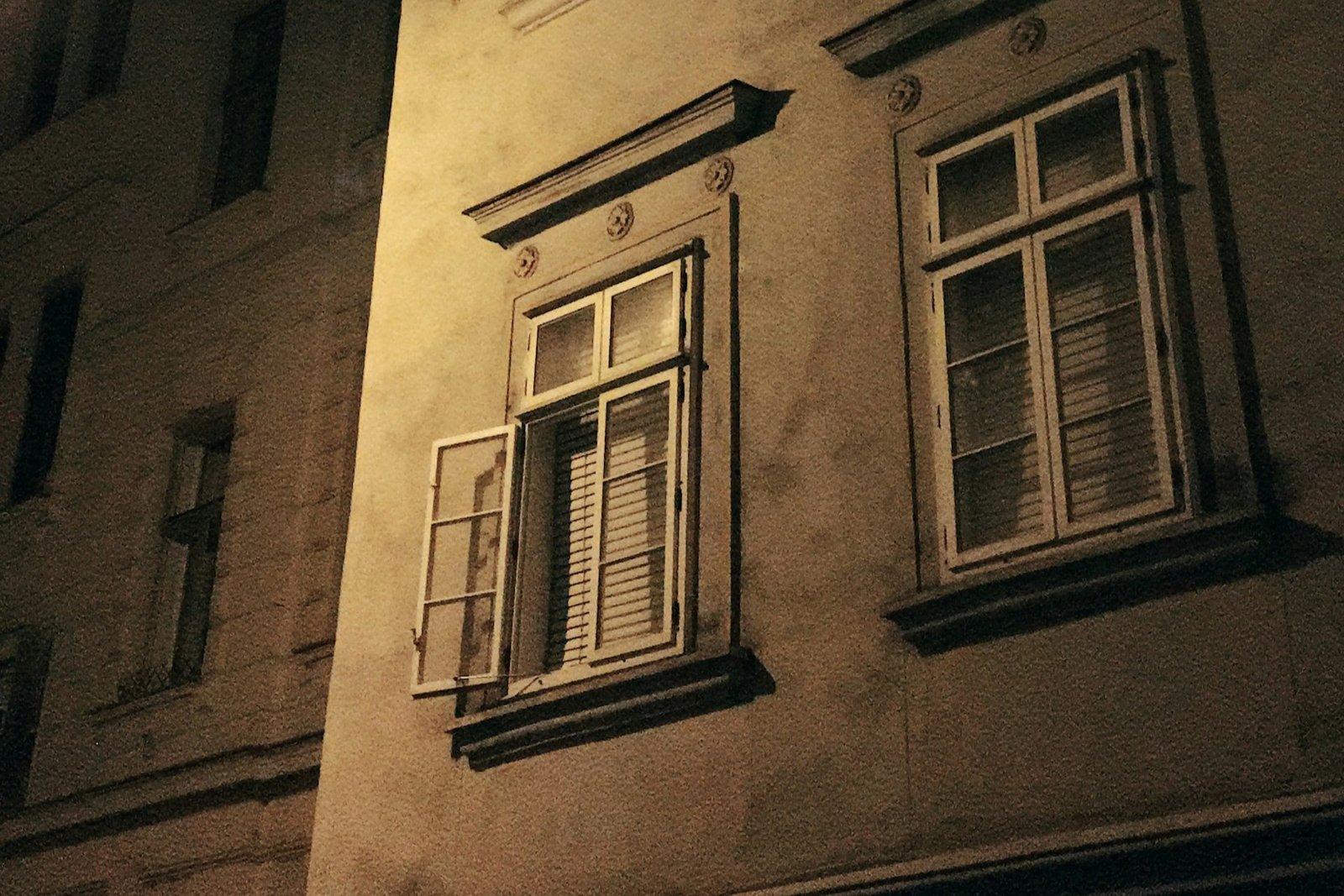 Staubiger Rollladen vor einem Fenster