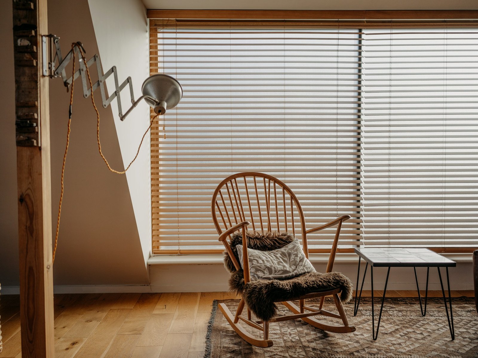 Geöffneter Rollladenkasten mit sichtbarer Welle und aufgewickelten Lamellen