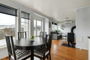 Rollladenschiene aus Metall mit Lamellen an einem Fenster