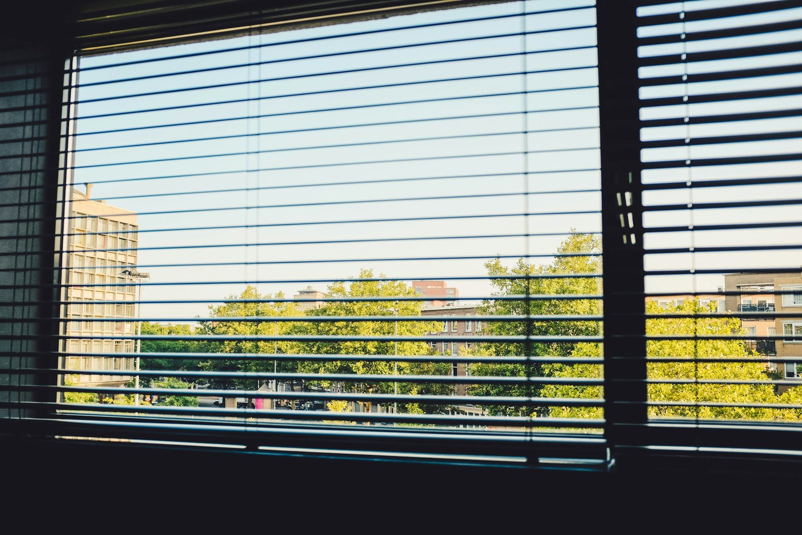 Rollladen Führungsschiene am Fenster