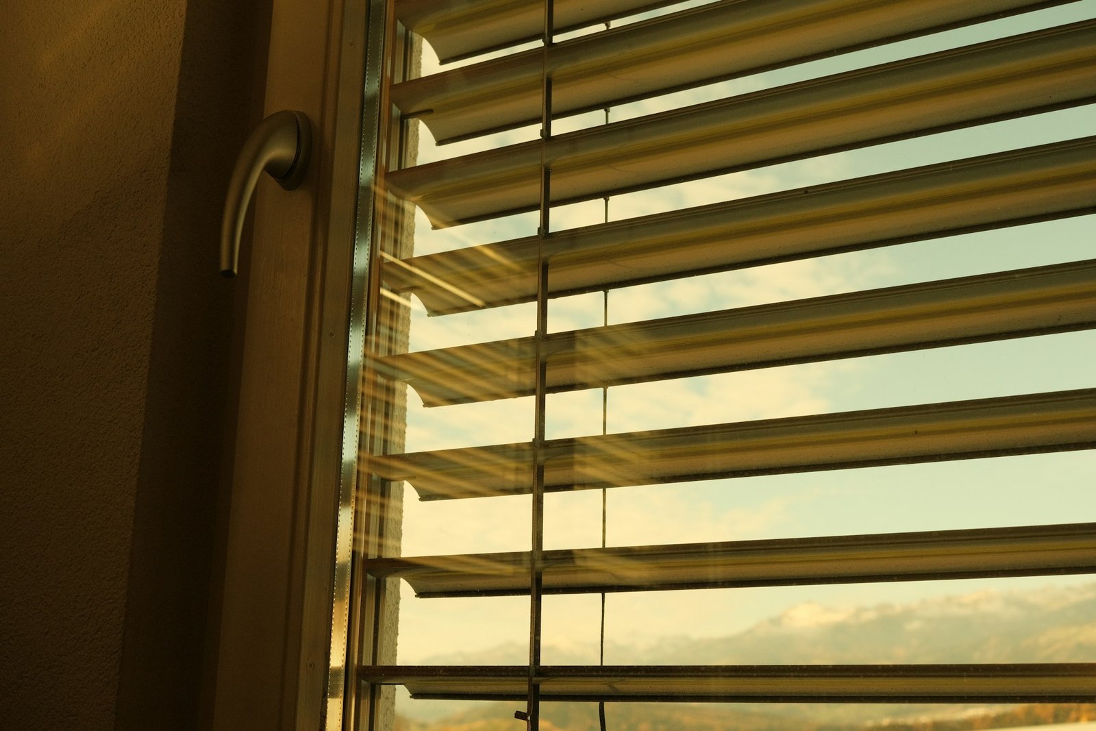 Rollladen am Fenster